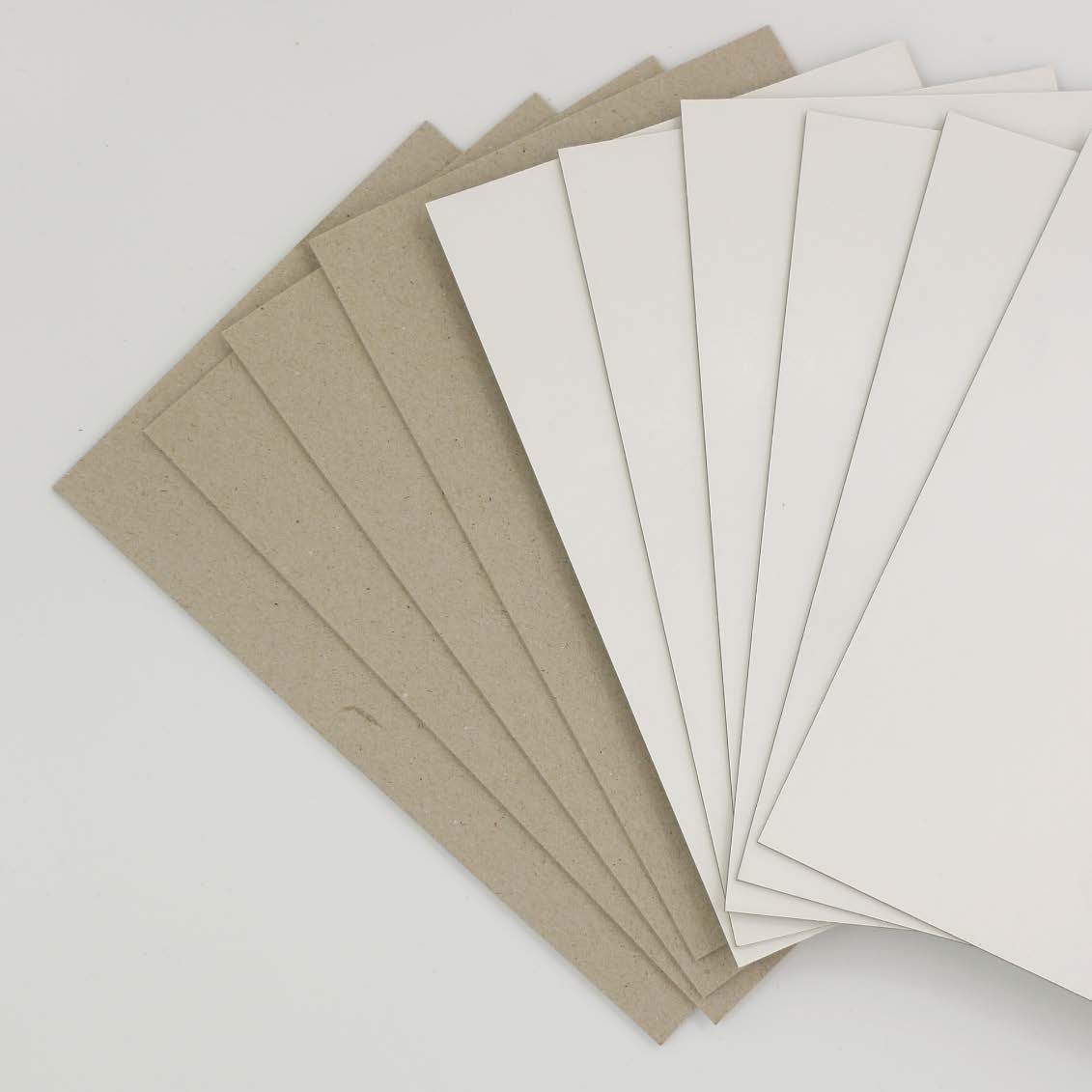 Paquet de 5 feuilles de carton 1 côté blanc, 1 côté gris format 50 x 65 cm,  640 gr